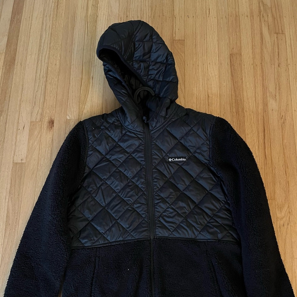 Women’s Columbia half fuzzy jacket half quilted jacket size small.